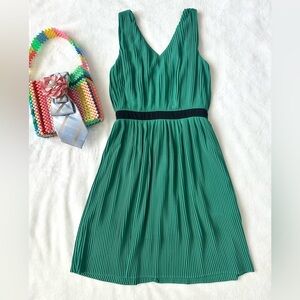 C. Luce Pleated Emerald Kelly Green Sleeveless Dress NWT